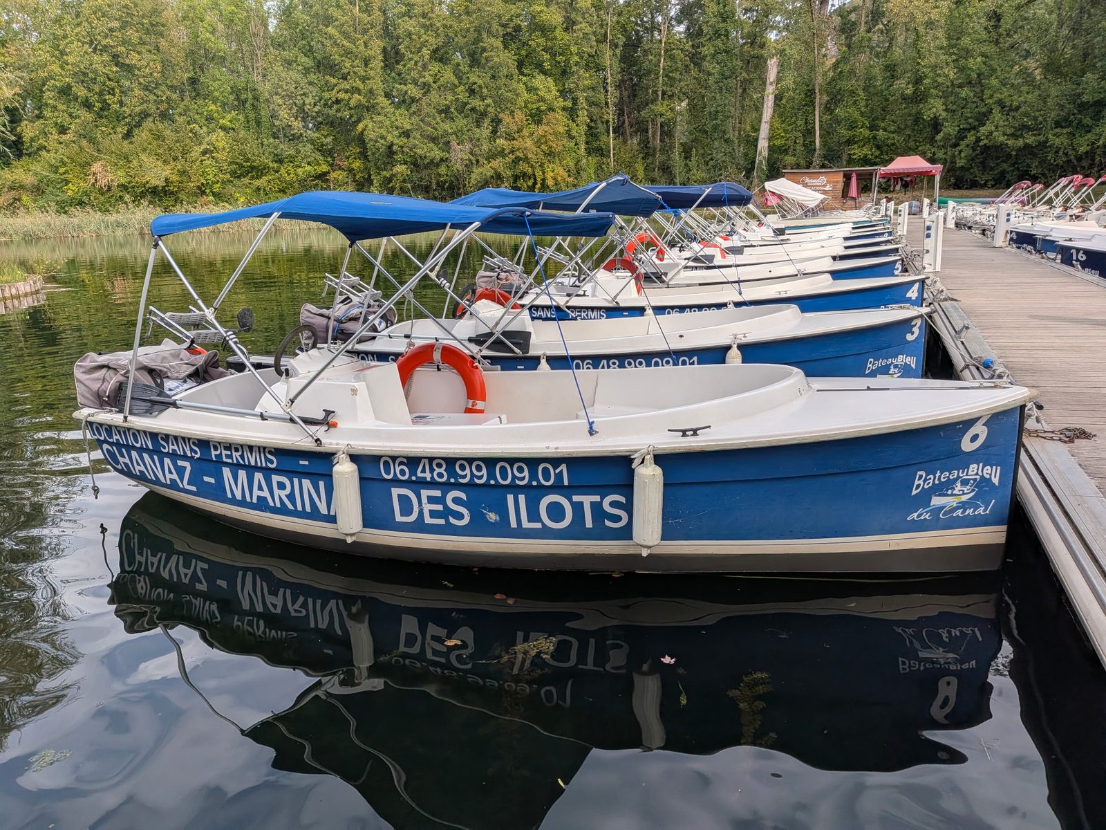 Bateau électrique Bateau Bleu n°6 amarré au ponton de la Marina des Îlots