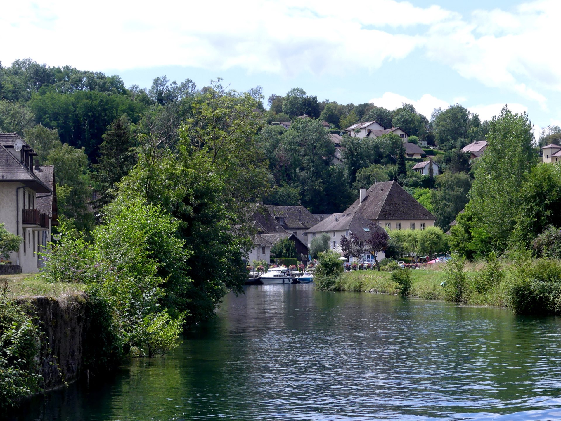 Le canal de Savières à l'est de Chanaz