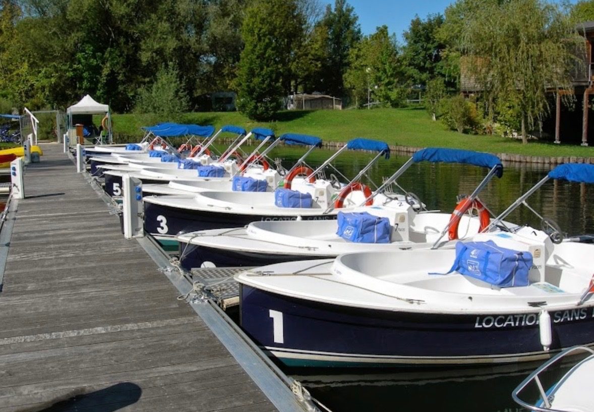 La flotte alignée le long du ponton, taud bleu déployé