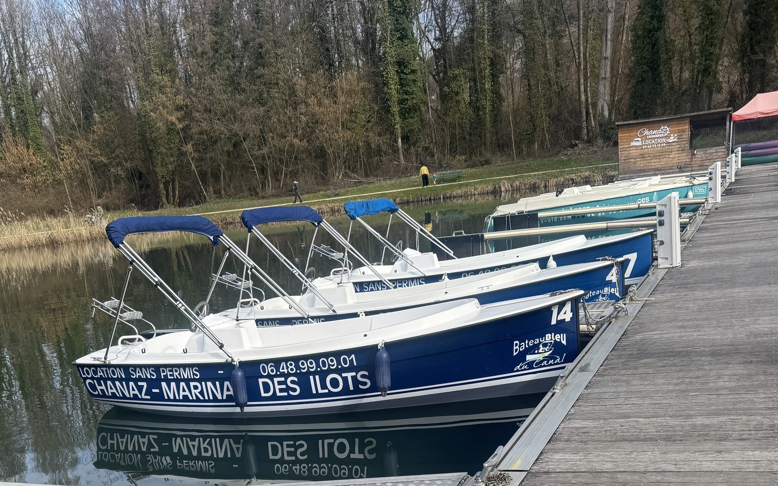 Bateaux électriques n°14, 4 et 7 au ponton, au printemps