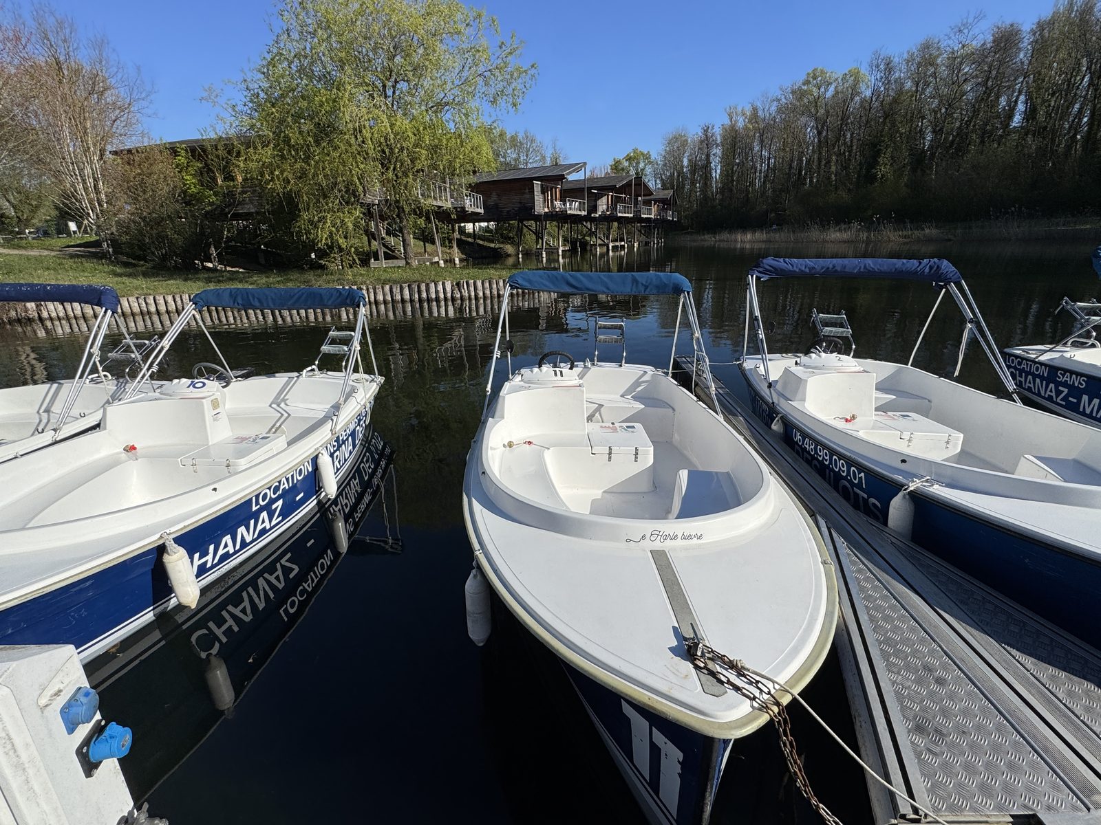 Les bateaux n°10, 11 et 2 vus de l'avant, face aux cabanes de la Marina des Îlots