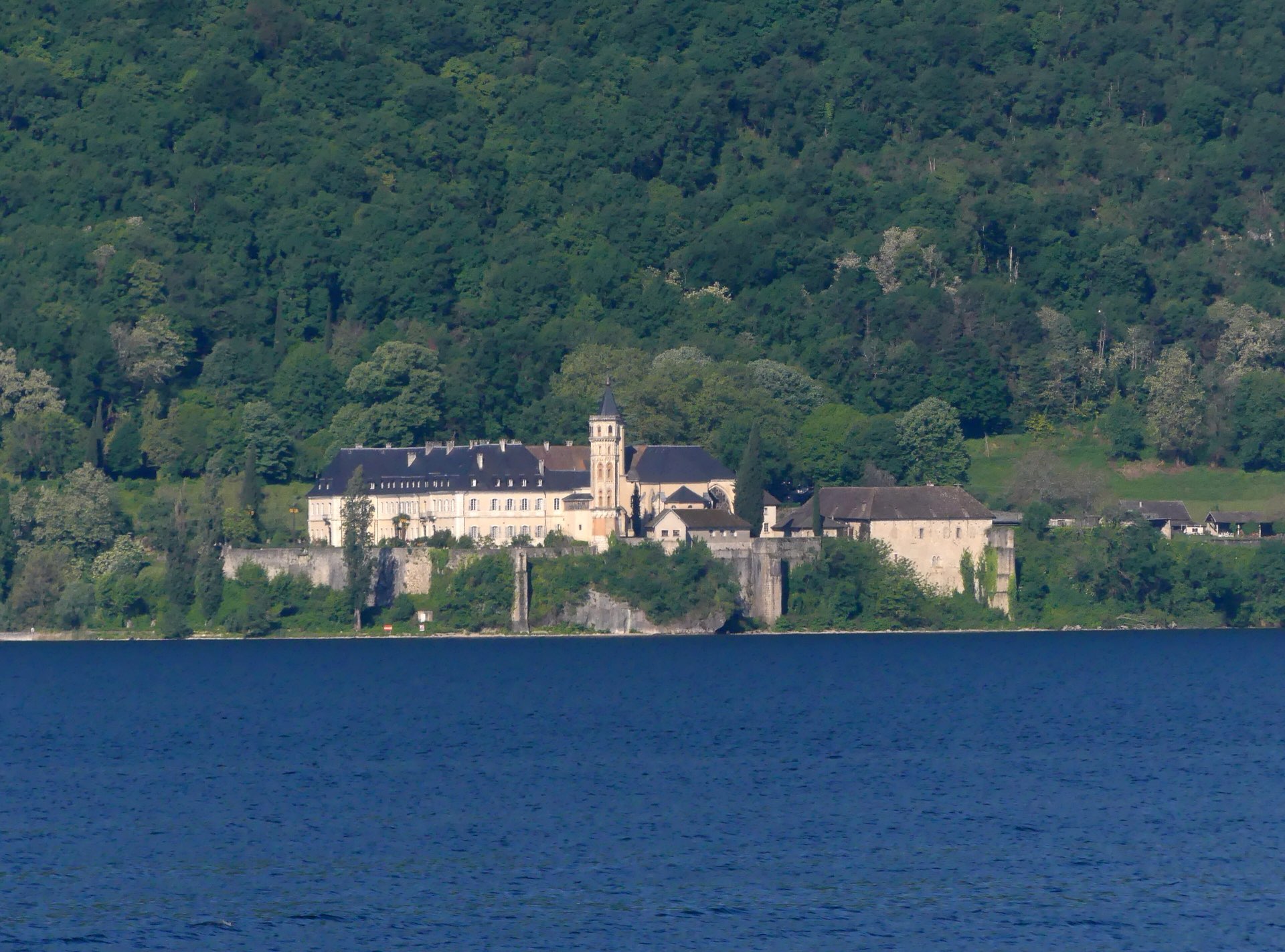 L'abbaye d'Hautecombe sur la rive du lac
