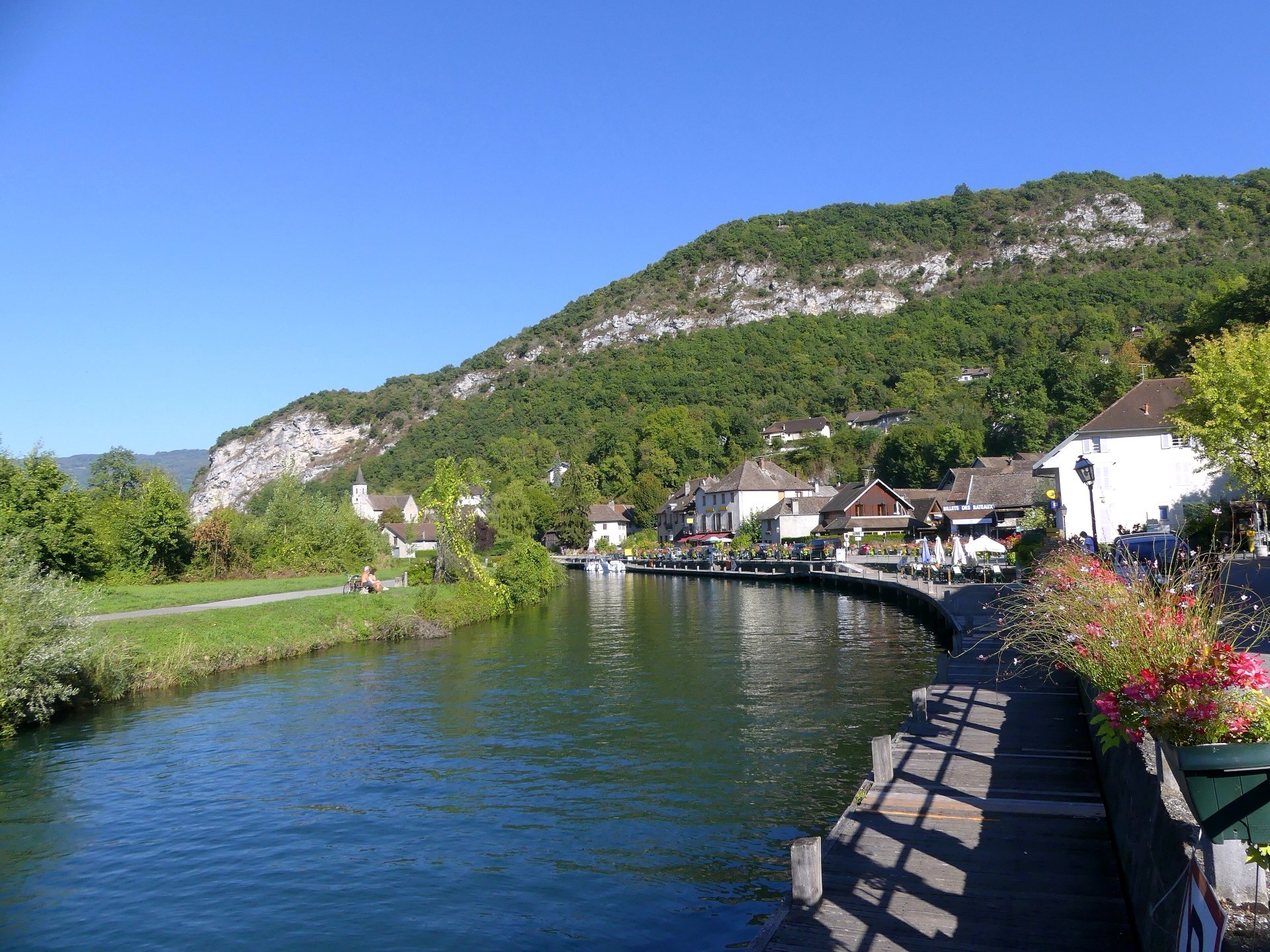 Le canal de Savières et le village de Chanaz en fin de journée