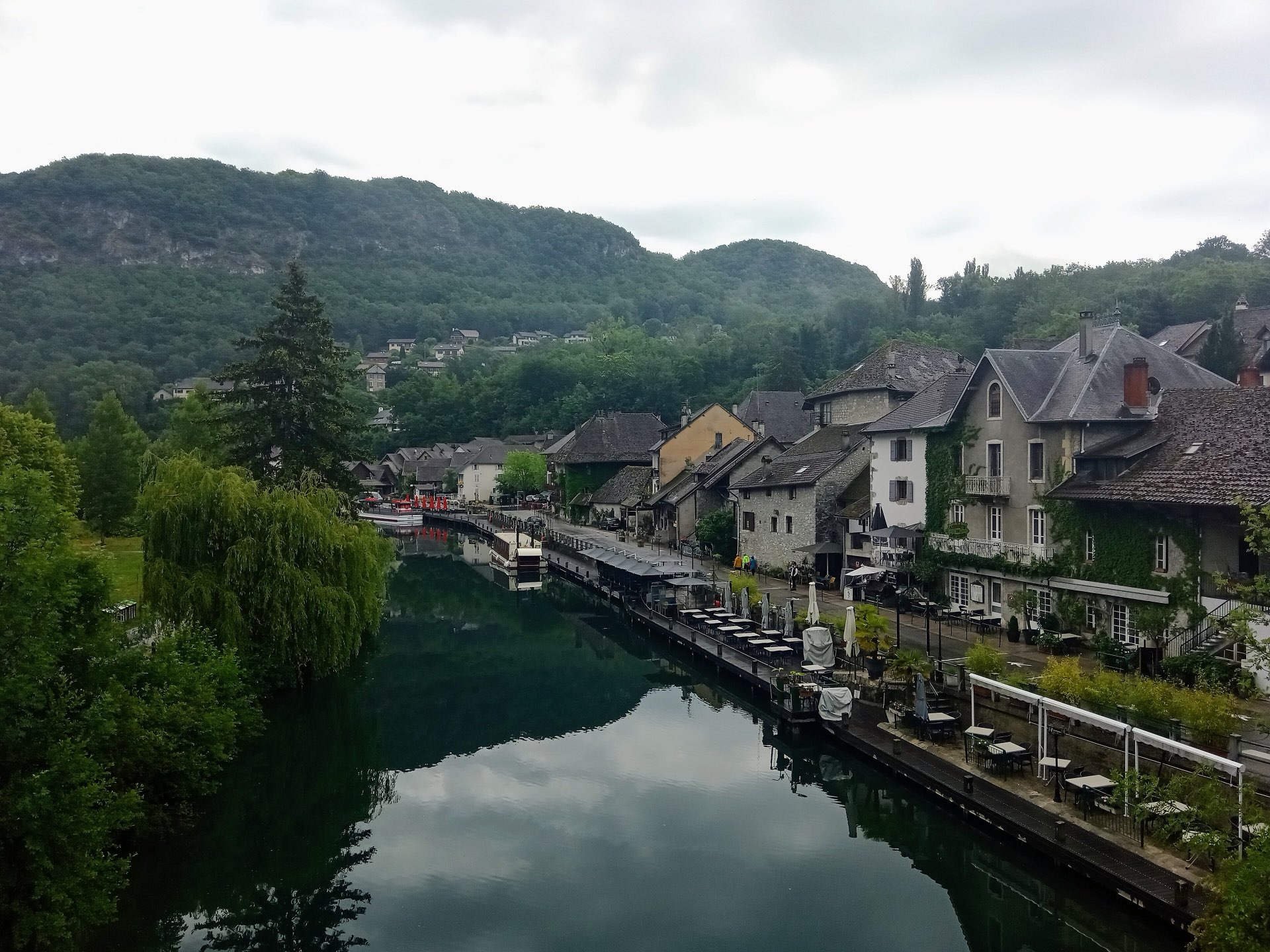 La passerelle de Chanaz au-dessus du canal