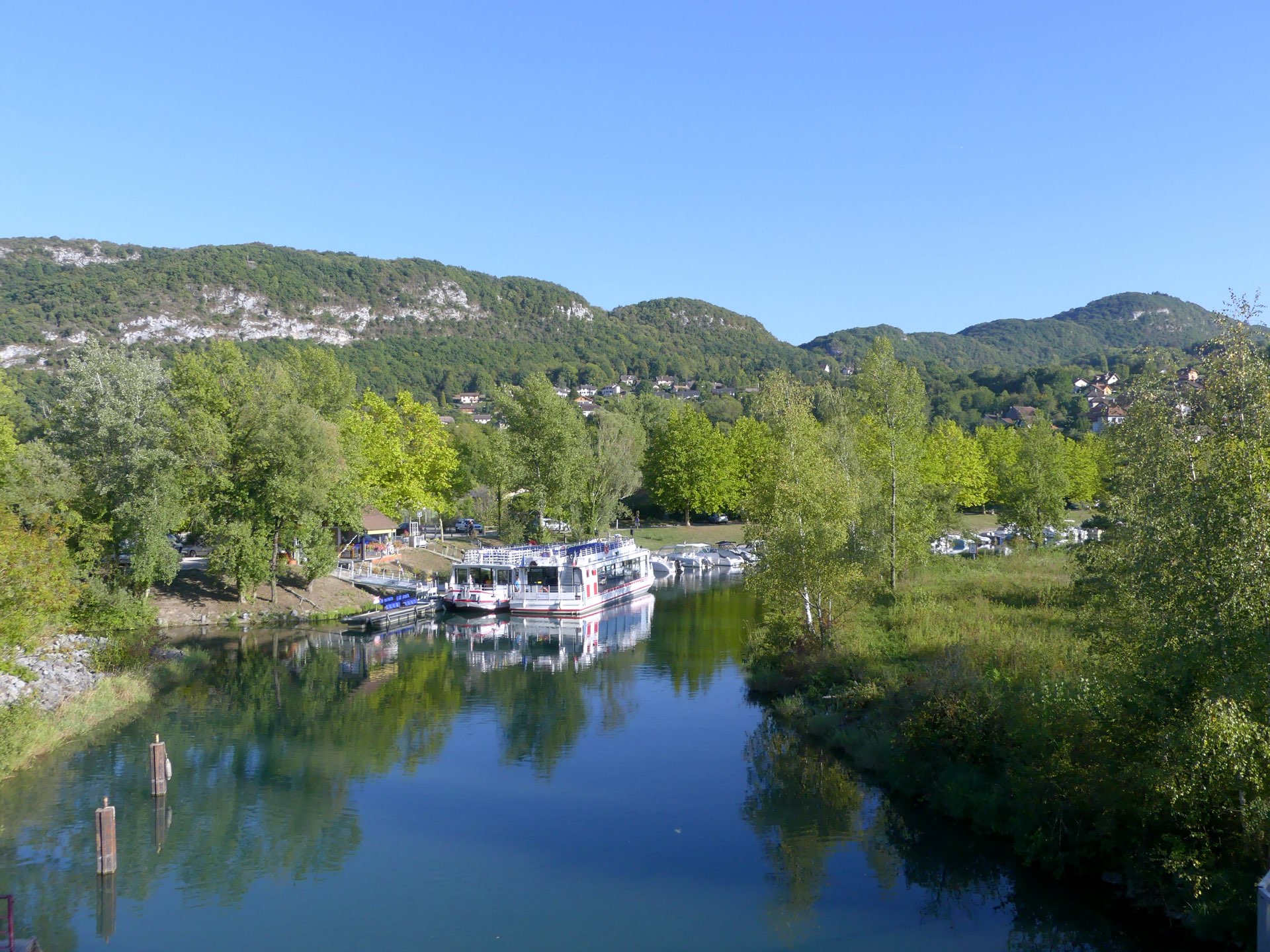Le port de Chanaz vu depuis l'écluse en soirée