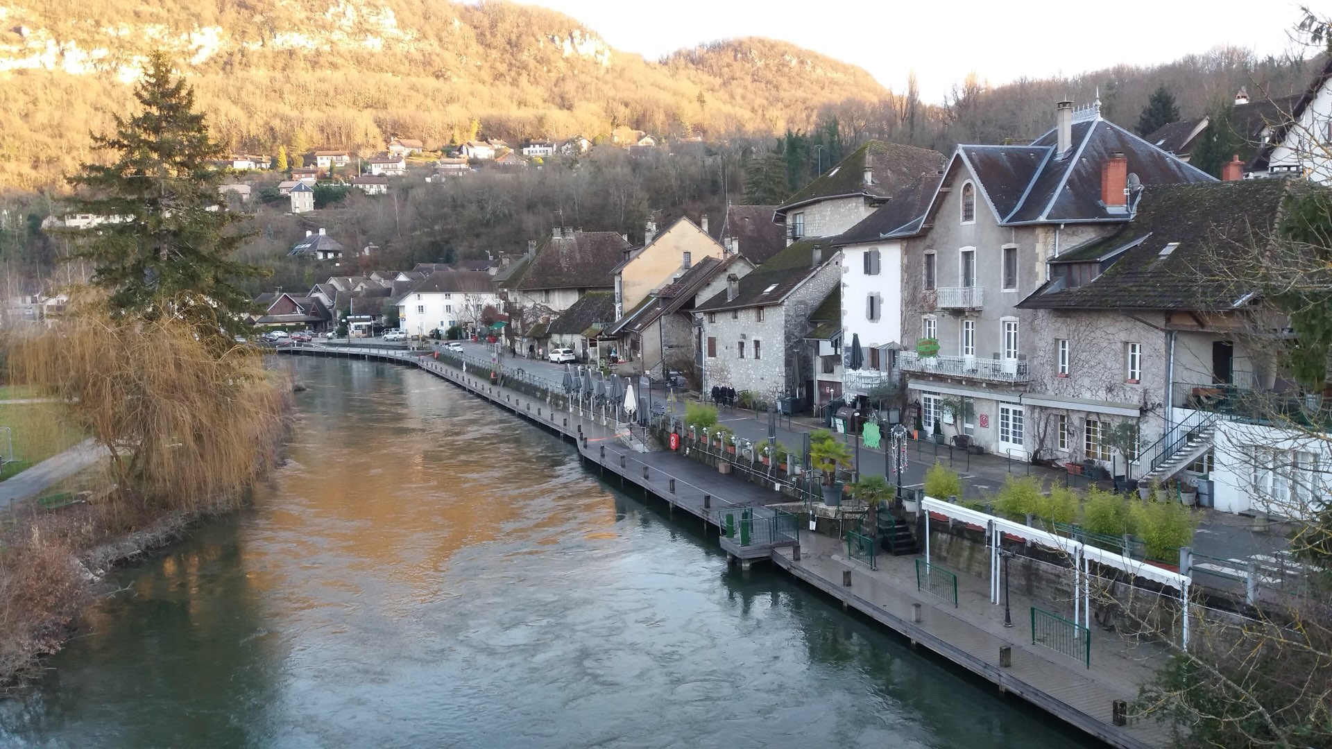 Le canal traversant le village de Chanaz